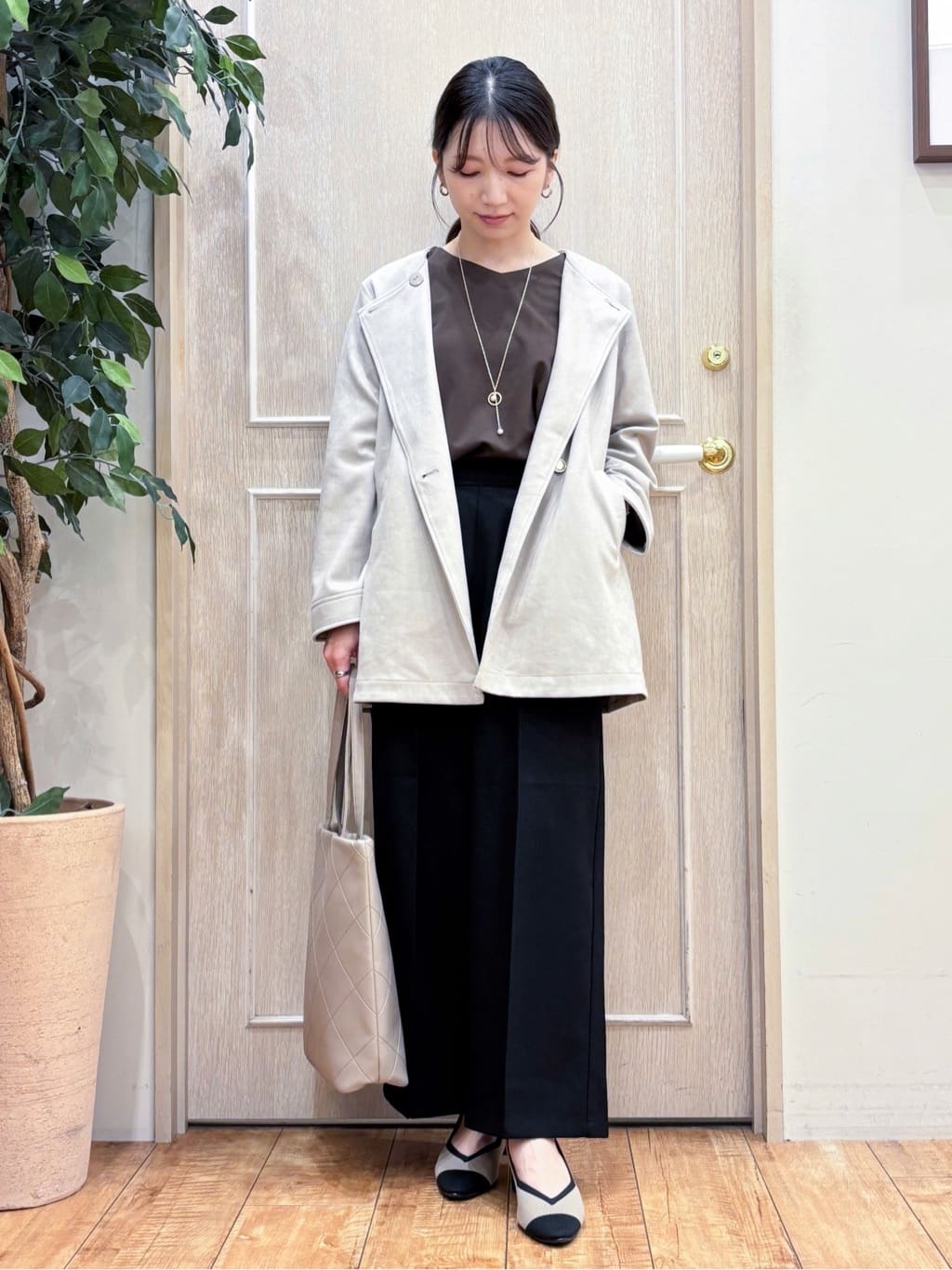 なみさんの「SHOO･LA･RUE｜【2点セット/7分袖】大人のきれい見え お袖タック入りアクセ付きトップス」を使ったコーディネート