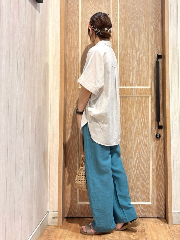 meiさんの「SHOO･LA･RUE｜【S-LL/UV/接触冷感/抗菌防臭】体型を自然にカバー フレンチリネンブレンド襟付ドルマンシャツ」を使ったコーディネート