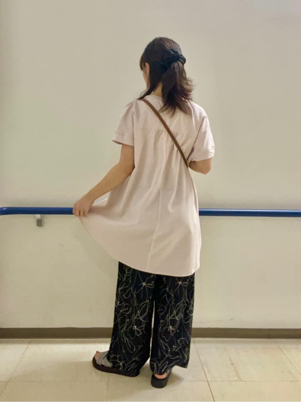 あもさんの「SHOO･LA･RUE｜【S-LL/ひんやり/体型カバー】サッカーストライプ Aラインチュニックブラウス」を使ったコーディネート