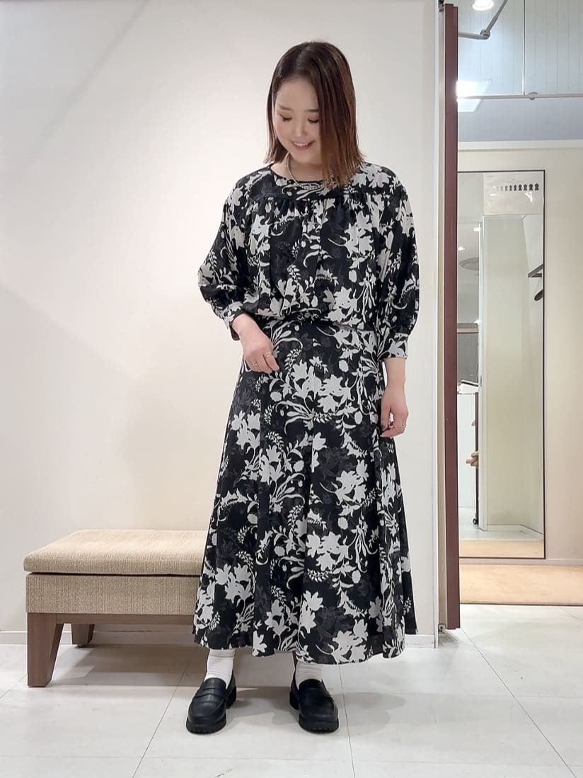 YUIさんの「UNTITLED｜【洗える/セットアップ可能】オーナメントフラワー ブラウス」を使ったコーディネート