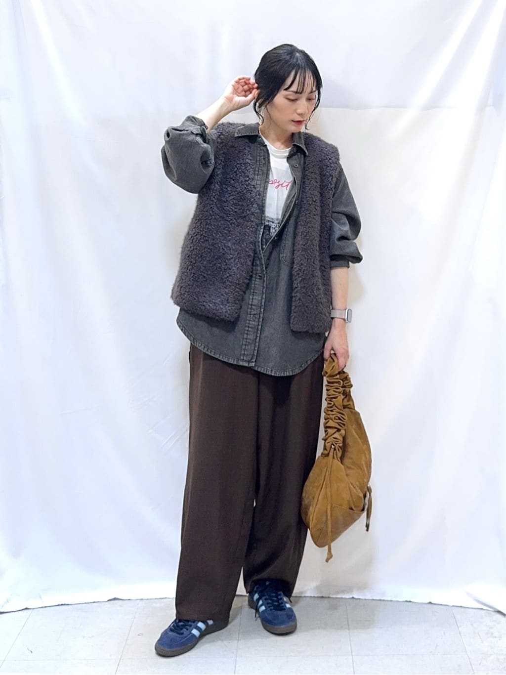 𝐇𝐢𝐫𝐨𝐦𝐢さんの「SHOO･LA･RUE｜【S-LL】こなれ感をプラスする BIGポケットデニムシャツ」を使ったコーディネート
