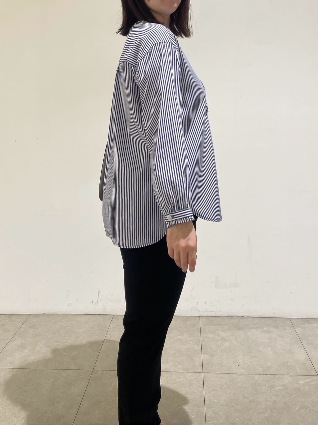 emikaさんの「INDIVI｜人気NO.1【褒められパンツ／高ストレッチ／ウエストゴム】タックテーパードパンツ」を使ったコーディネート