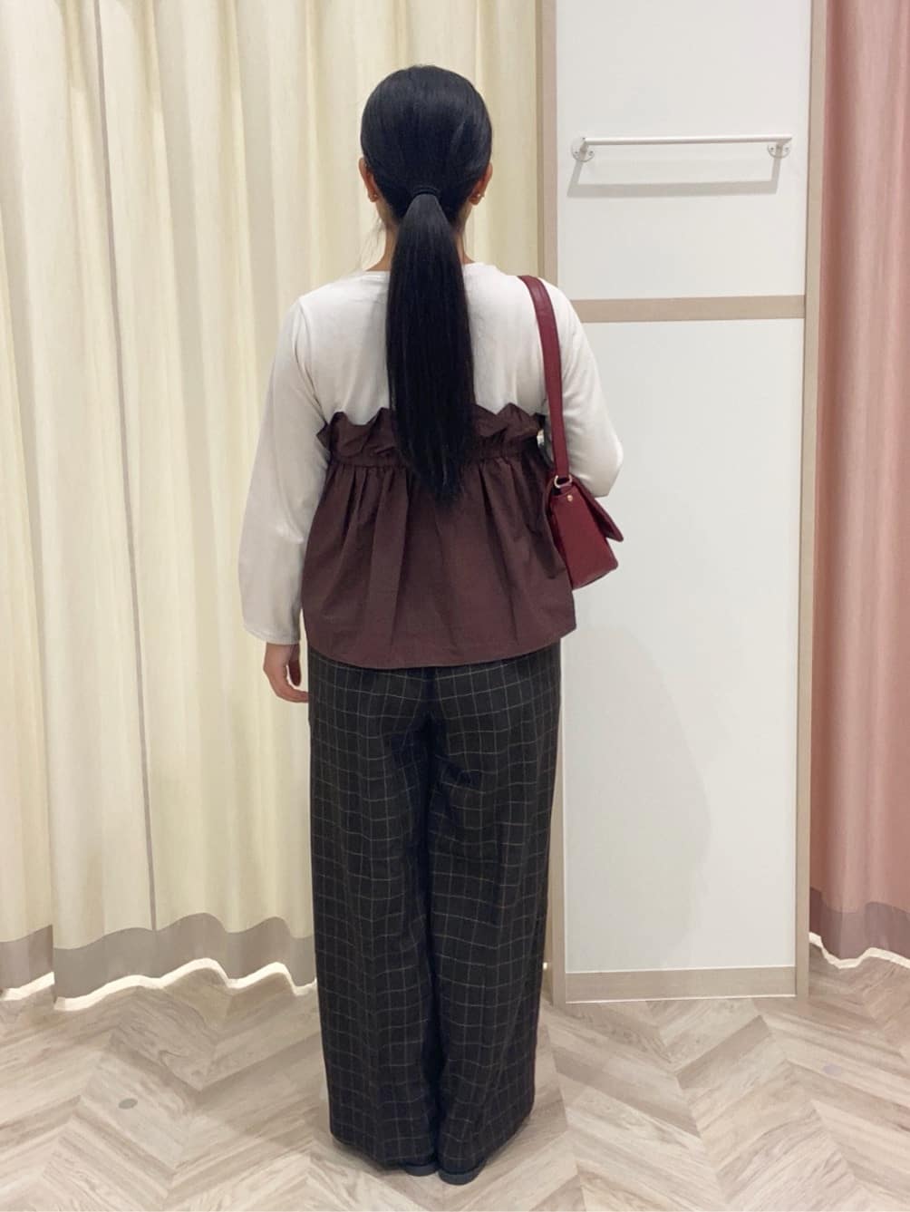 まちゃんなちゃんさんの「SHOO･LA･RUE｜【洗濯機可/S-LL】1枚で華やか フリルドッキングトップス」を使ったコーディネート
