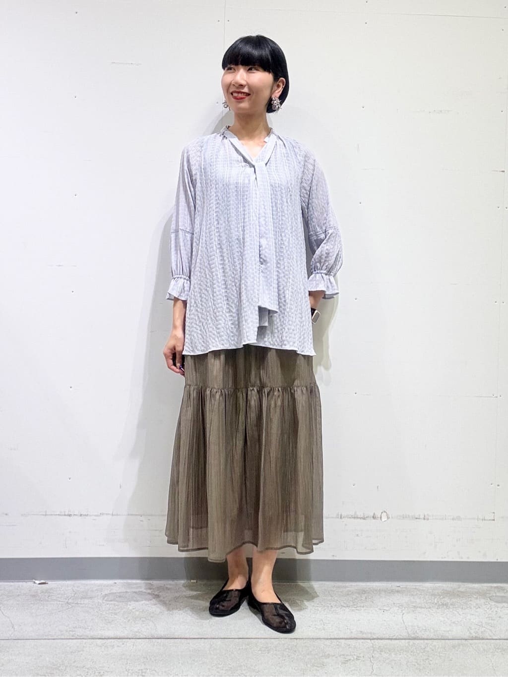 naoさんの「INDIVI｜【洗える／シャーリング素材】ボリューム袖エアリーブラウス」を使ったコーディネート