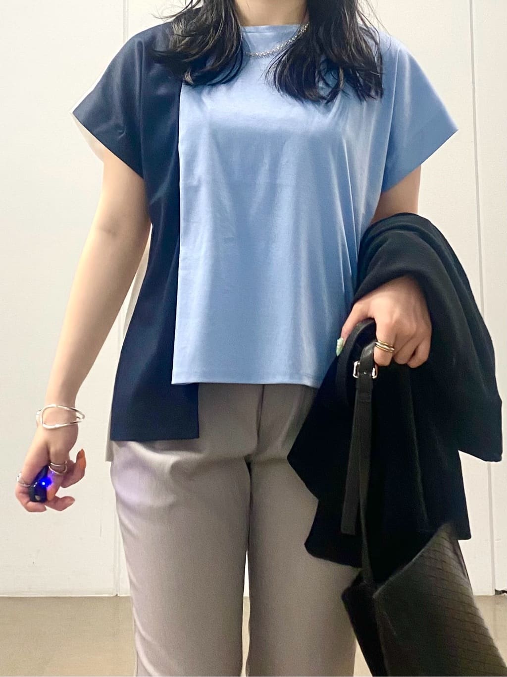 misakiさんの「INDIVI｜【洗える／汗ジミ防止】バイカラー＆アシメヘム Tシャツ」を使ったコーディネート