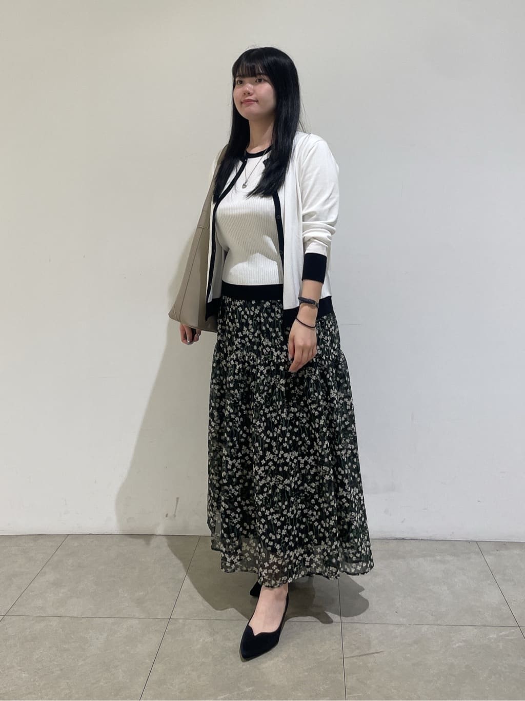 emikaさんの「INDIVI｜【通年活躍！／アンサンブル可能】クルーネックカーディガン」を使ったコーディネート