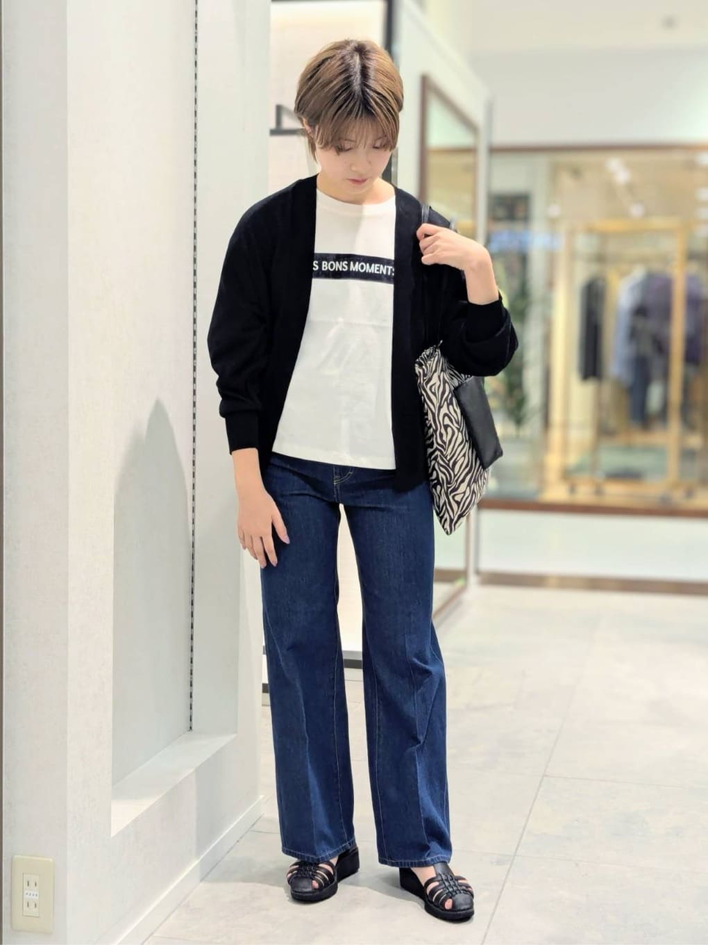 nonoさんの「UNTITLED｜【コットン100/ゆったり/ショート丈/洗える】ベロアロゴTシャツ」を使ったコーディネート