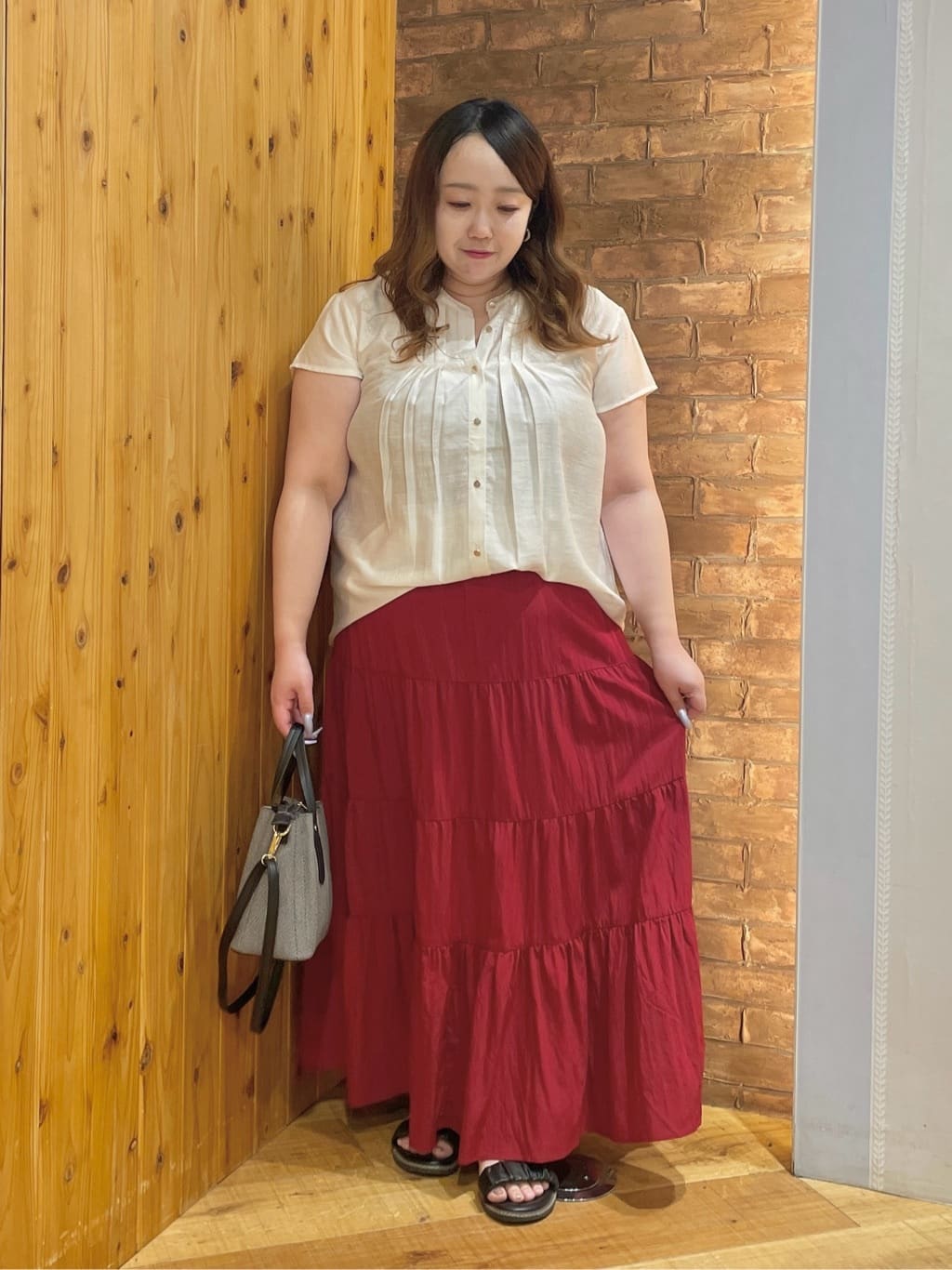 Risaさんの「SHOO･LA･RUE｜【洗える/S-LL】微光沢で華やかなティアードスカート」を使ったコーディネート
