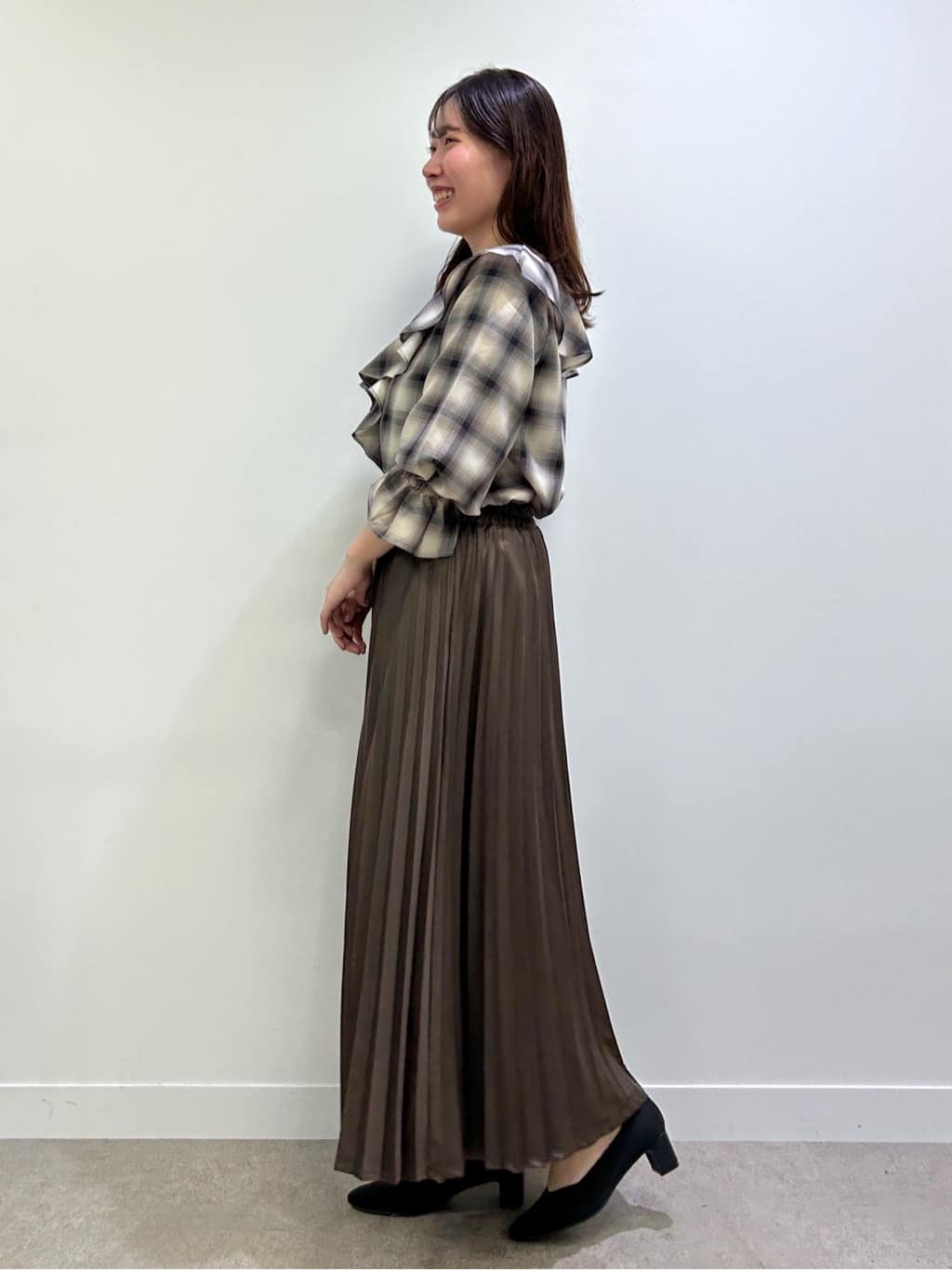 shionさんの「SHOO･LA･RUE｜【S-LL】1枚で華やか チェック柄フリルブラウス」を使ったコーディネート