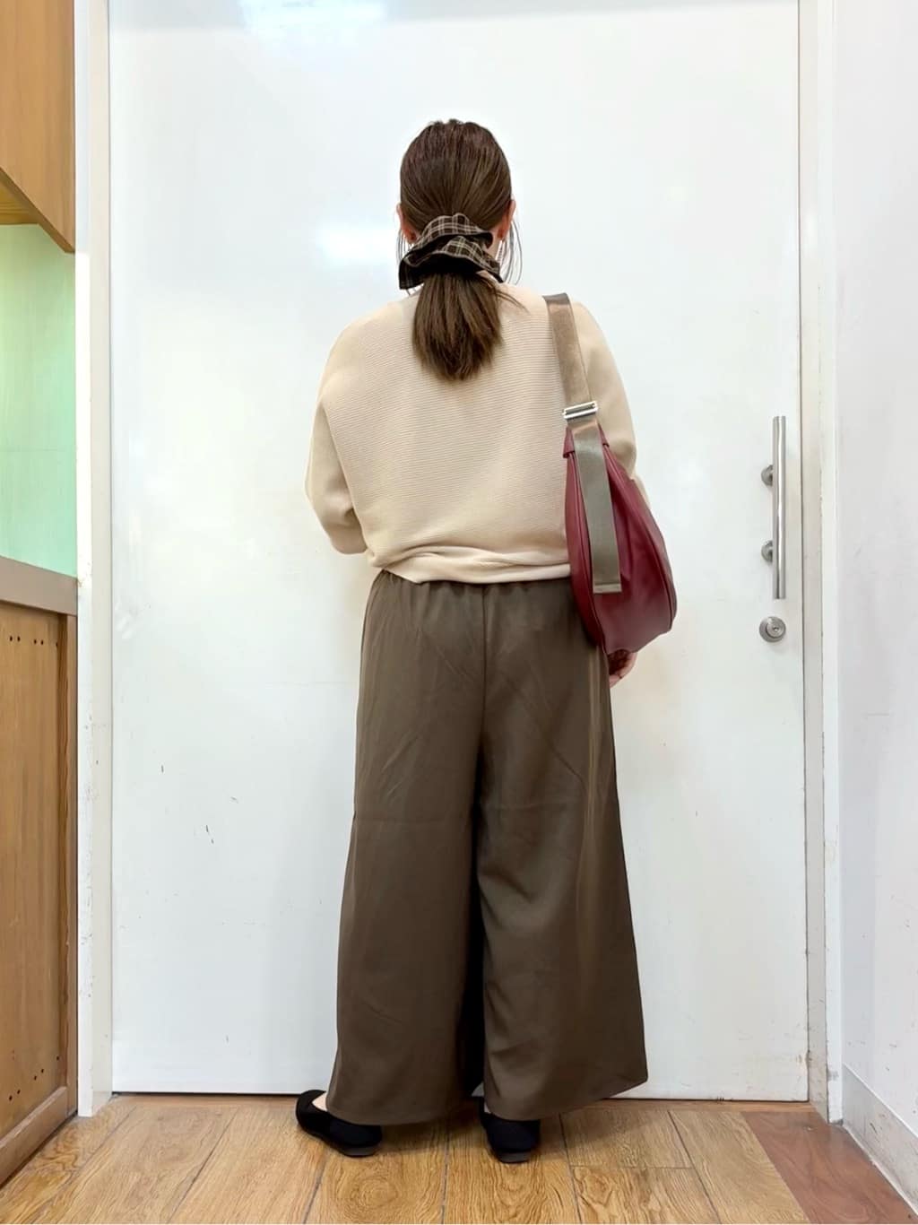 だいわさんの「SHOO･LA･RUE｜【S-LL/2点セット】脚のラインを拾いにくい ベルト付きタックスカーチョパンツ」を使ったコーディネート