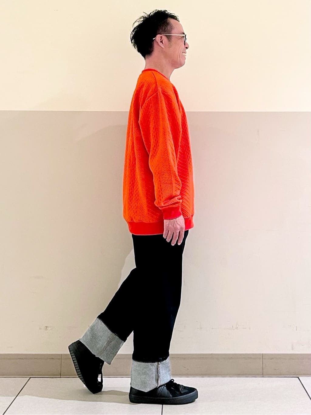 KENJI Iさんの「THE SHOP TK｜【無地に飽きた方へ】ふくれジャカードスウェット　洗濯機OK/6色展開/ユニセックスでおすすめ！」を使ったコーディネート