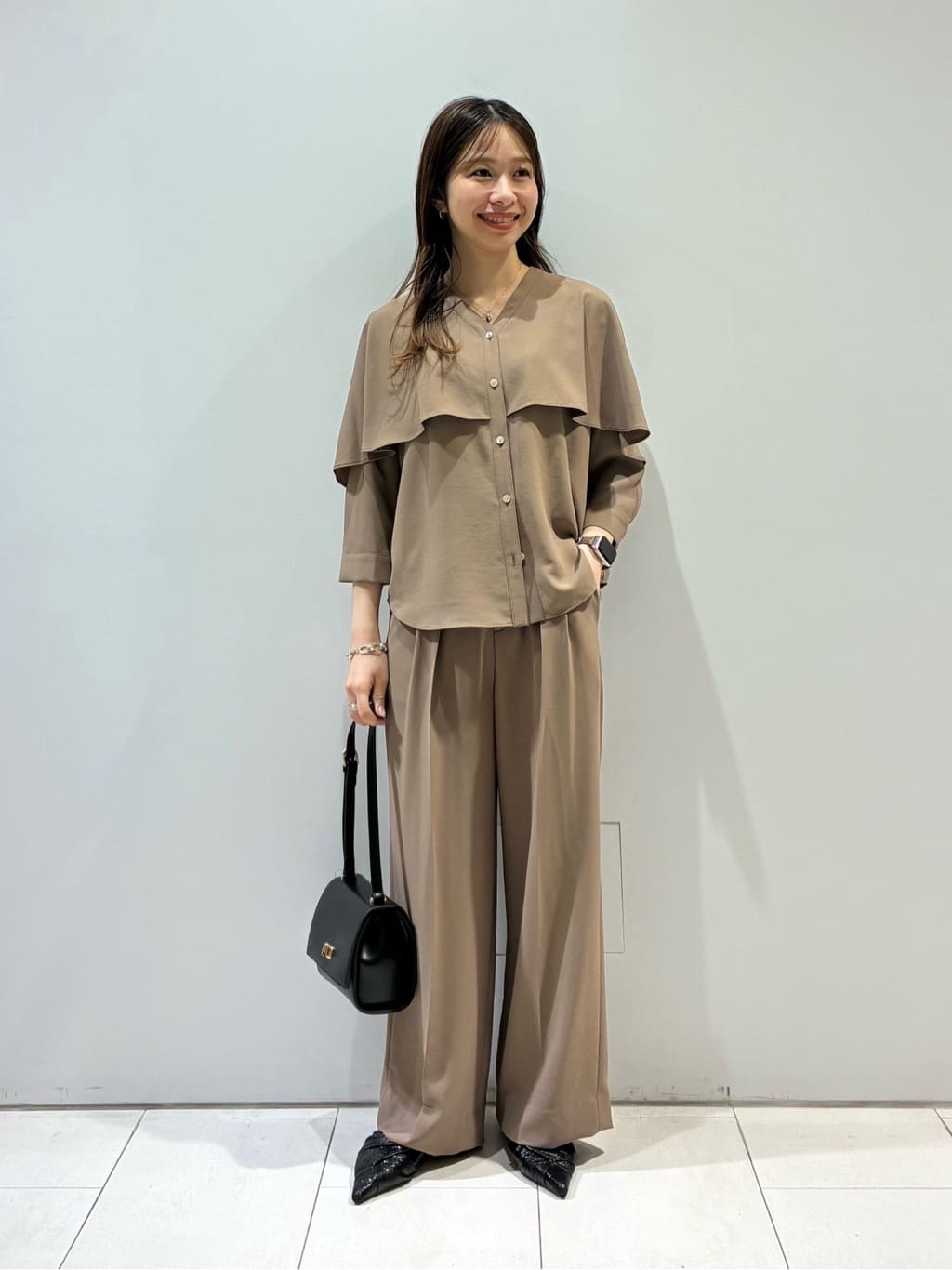 KAOさんの「INDIVI｜【羽織りとしても活躍！】ケープカラーブラウス」を使ったコーディネート