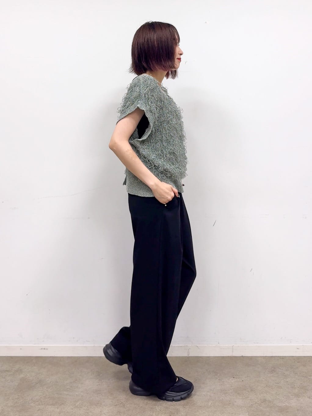 𝐜𝐡𝐢𝐤𝐚さんの「SHOO･LA･RUE｜【前後2WAY】着るだけで着映える ループヤーンベスト」を使ったコーディネート