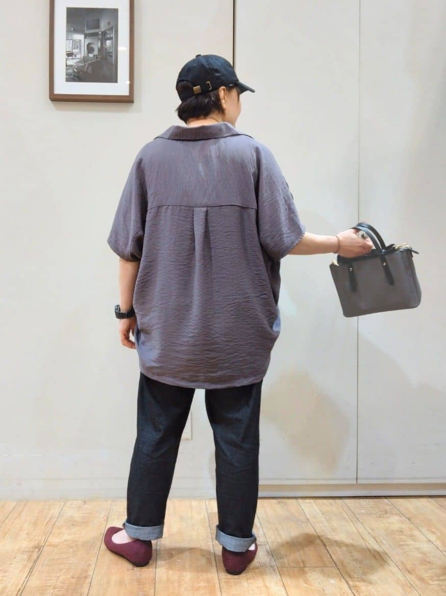 ヒロコジさんの「SHOO･LA･RUE｜【洗える/S-LL/5分袖】1枚でも羽織としても。さらさらドレープシャツ」を使ったコーディネート