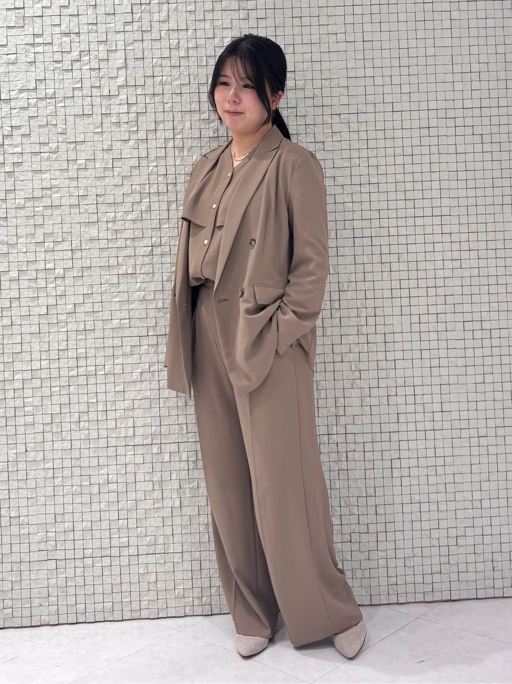 MEGUMIさんの「INDIVI｜【羽織りとしても活躍！】ケープカラーブラウス」を使ったコーディネート
