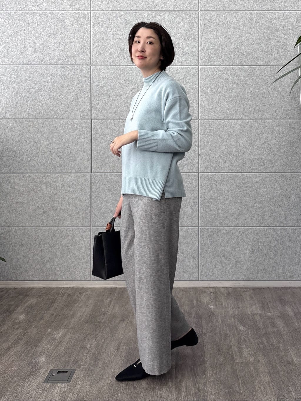 yuriさんの「INDIVI｜【冬ニット人気NO．1！／カシミヤ混】ミドルゲージハイネックニット」を使ったコーディネート