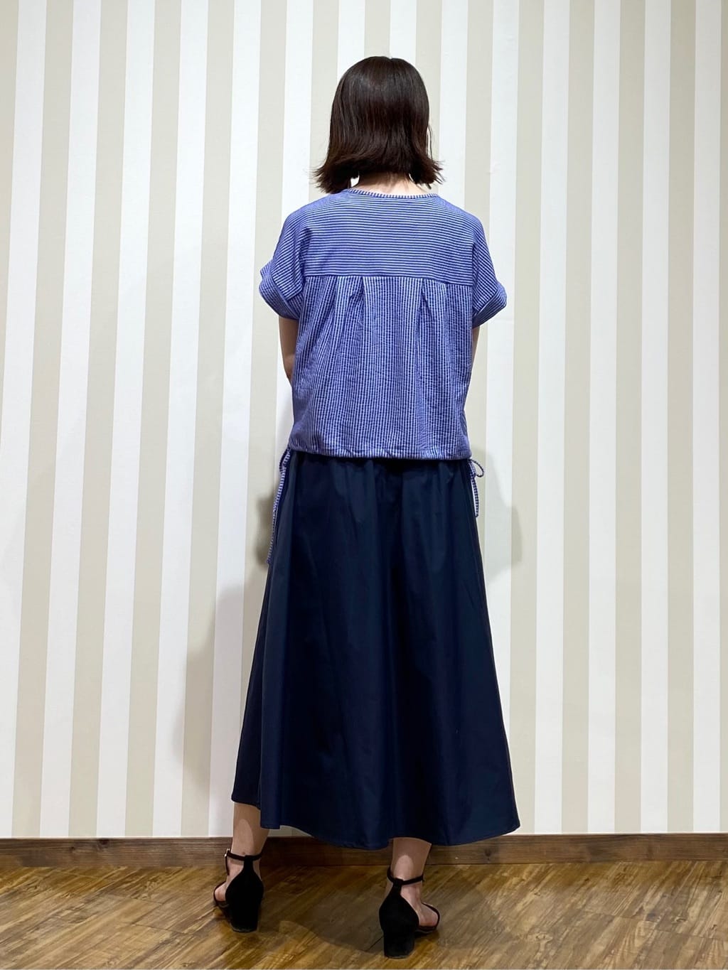SAOさんの「SHOO･LA･RUE｜【洗える/S-LL】シルエット変化を楽しめる サッカーストライプ柄スキッパートップス」を使ったコーディネート