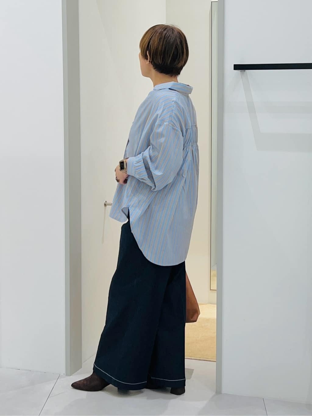 タナさんの「THE SHOP TK｜【後ろ姿もサマになる】ストライプ バックシャーリングシャツ/体型カバー/洗える」を使ったコーディネート