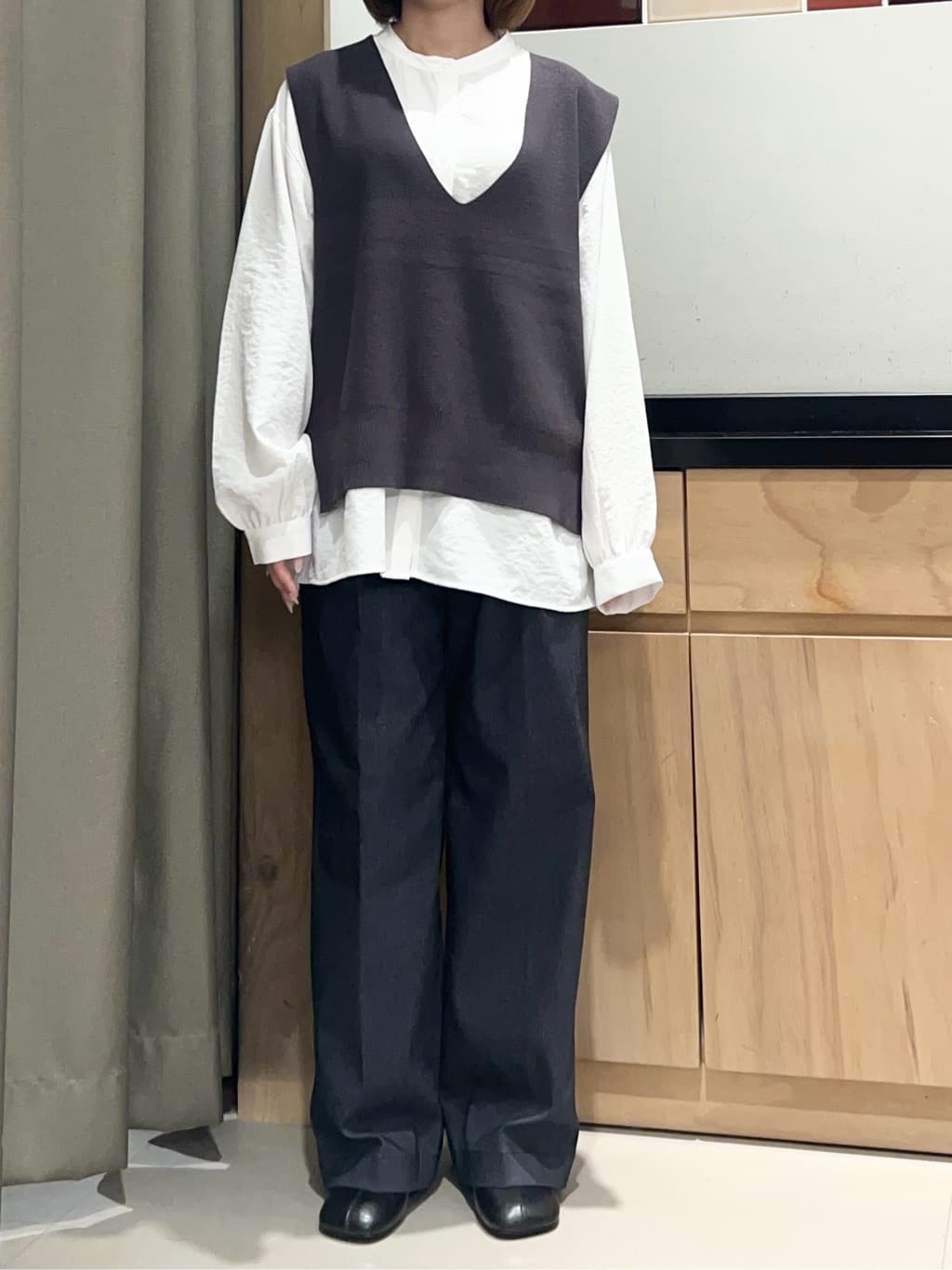 かのさんの「THE SHOP TK｜【春まで着られる】ニットベスト＆ブラウスセット/洗濯機OK」を使ったコーディネート