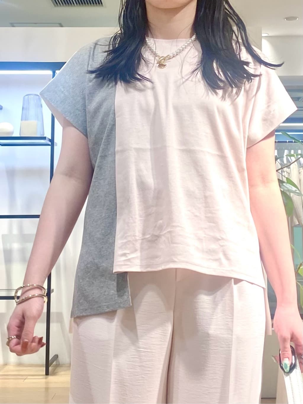 misakiさんの「INDIVI｜【洗える／汗ジミ防止】バイカラー＆アシメヘム Tシャツ」を使ったコーディネート