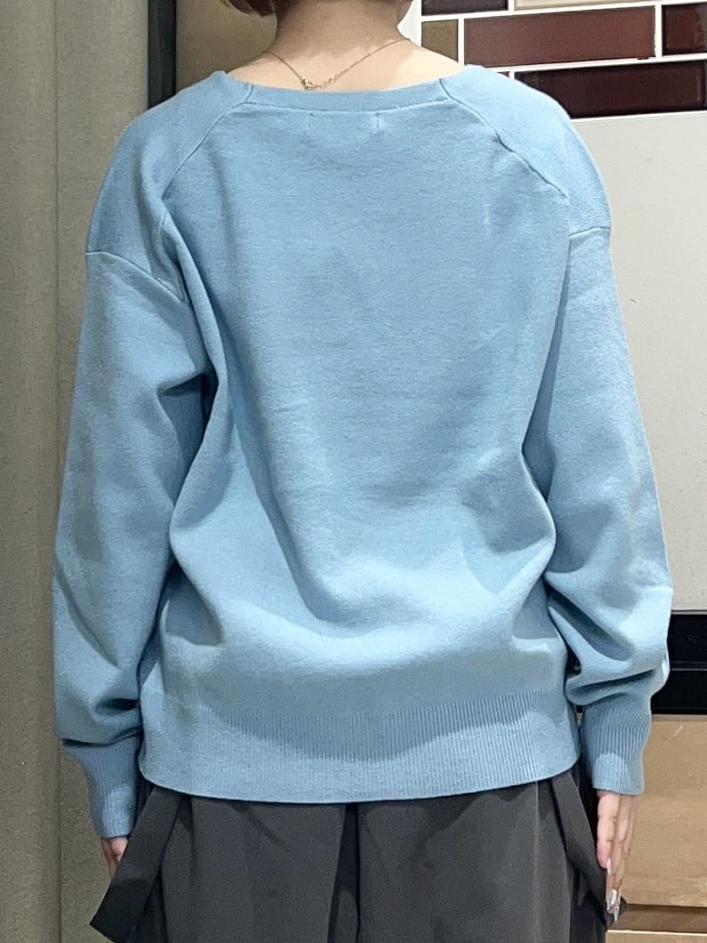 かのさんの「THE SHOP TK｜【すっきりシルエットが叶う】大人のためのVネックニット/毛玉になりにくい/静電気防止/洗濯機OK」を使ったコーディネート