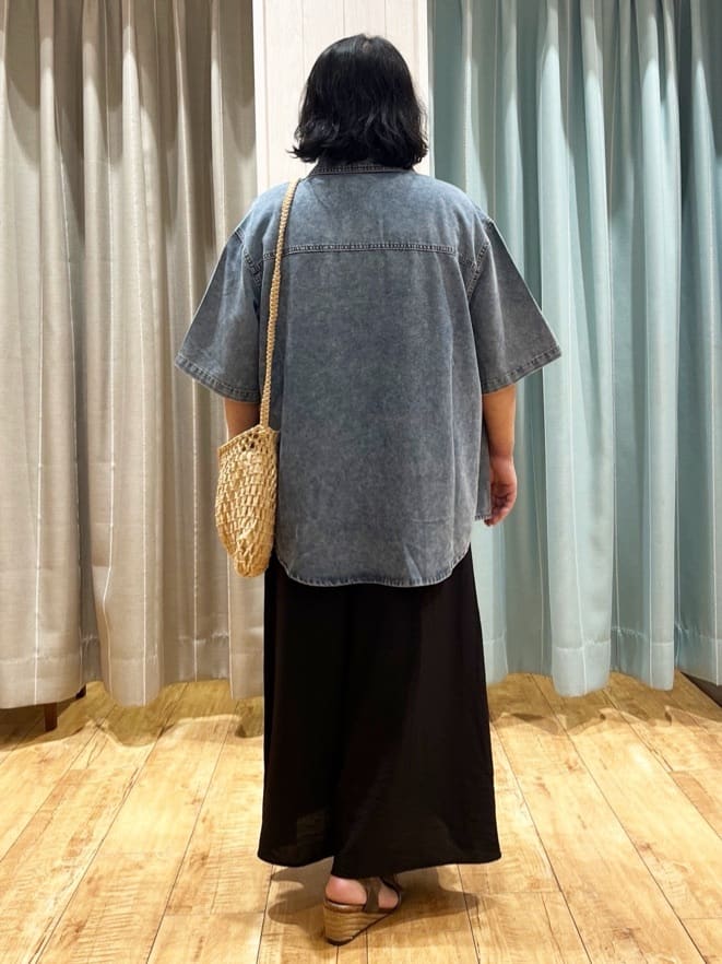 あやさんの「SHOO･LA･RUE｜【S-LL/ひんやり】さらっとタッチできれい見え ピンタックスカーチョ」を使ったコーディネート