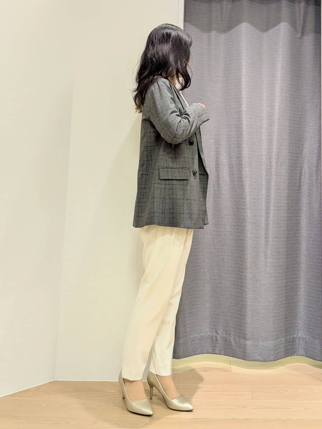 miiさんの「INDIVI｜人気NO.1【褒められパンツ／高ストレッチ／ウエストゴム】タックテーパードパンツ」を使ったコーディネート