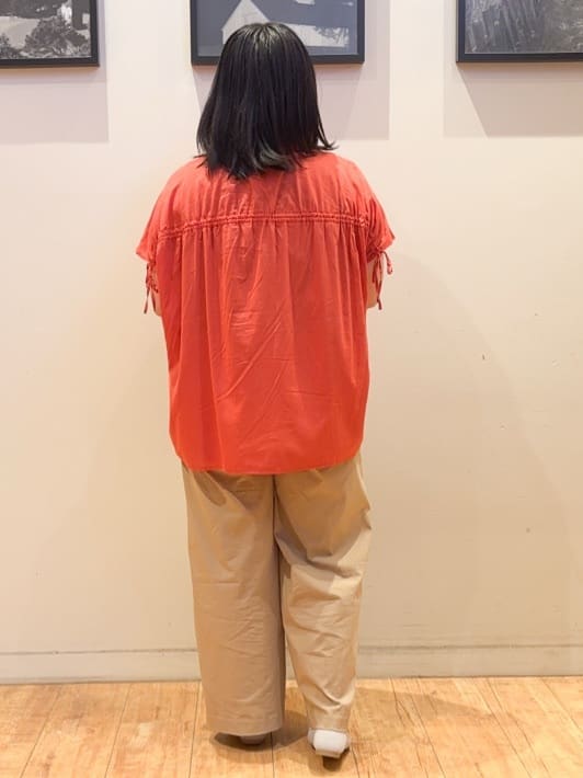 wakaaさんの「SHOO･LA･RUE｜◆【S-LL/ひんやり】後ろ姿も抜かりなく インせず着られる バックギャザーシャツ」を使ったコーディネート