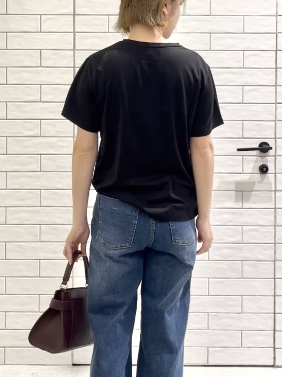 しおりさんの「OPAQUE.CLIP｜メタリック刺繍ロゴTシャツ【接触冷感／洗濯機洗い可】」を使ったコーディネート