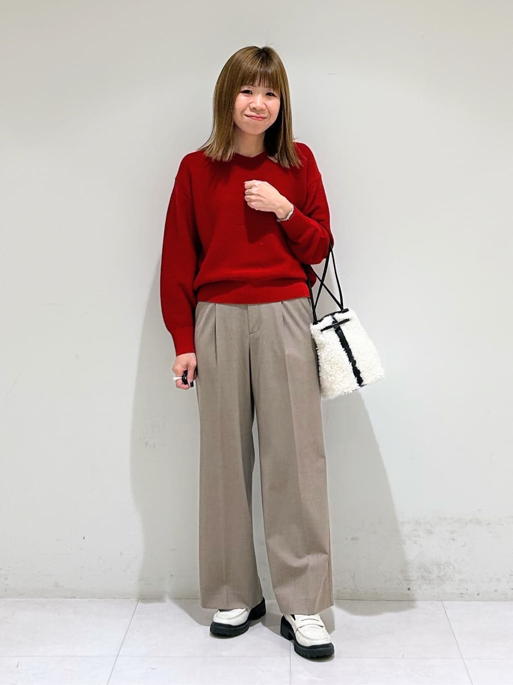 tsuyuさんの「INDIVI｜【ウール混ラメ素材】Vネック煌めきニット」を使ったコーディネート