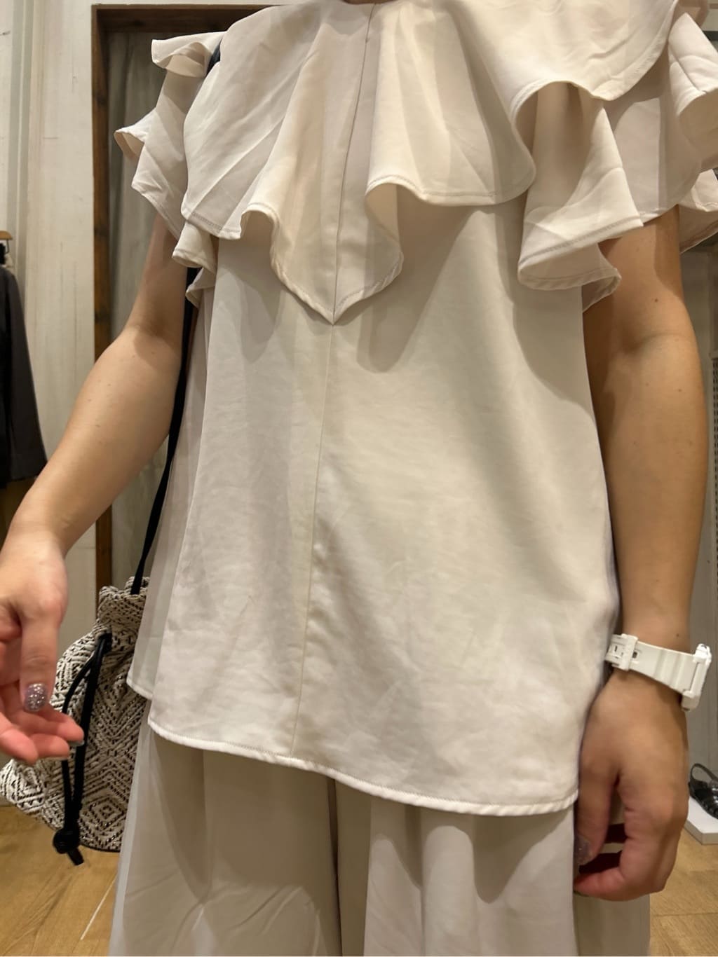 ga_riさんの「THE SHOP TK｜【ONOFF活躍】フリルデザインブラウス/セットアップ可」を使ったコーディネート