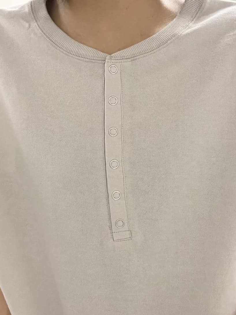 ISOさんの「Dessin｜【360度可愛い/前後2WAY/洗える】ライトコットンヘンリーカットソー」を使ったコーディネート