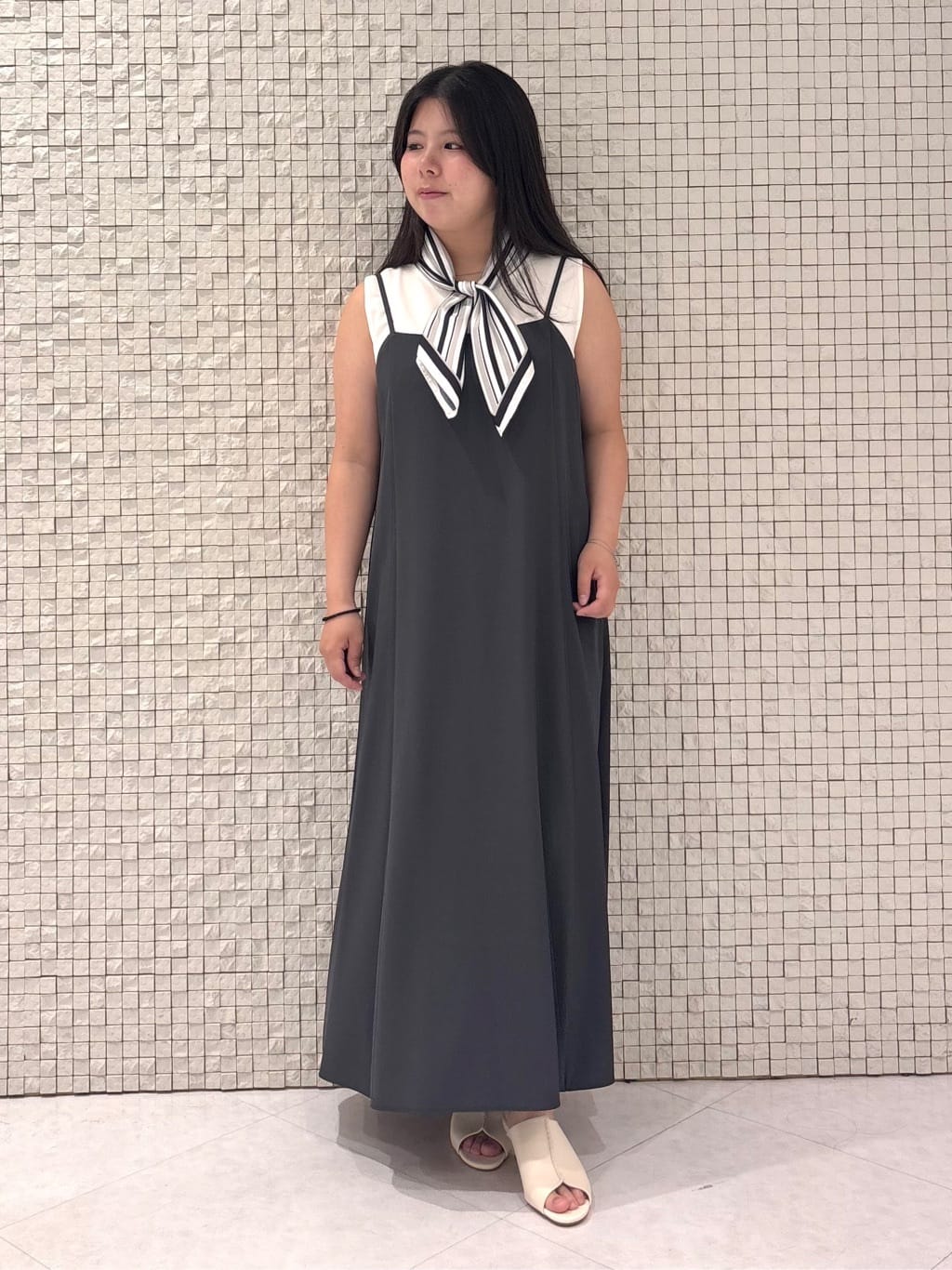 MEGUMIさんの「INDIVI｜【UVケア】エアリージョーゼット キャミワンピース」を使ったコーディネート