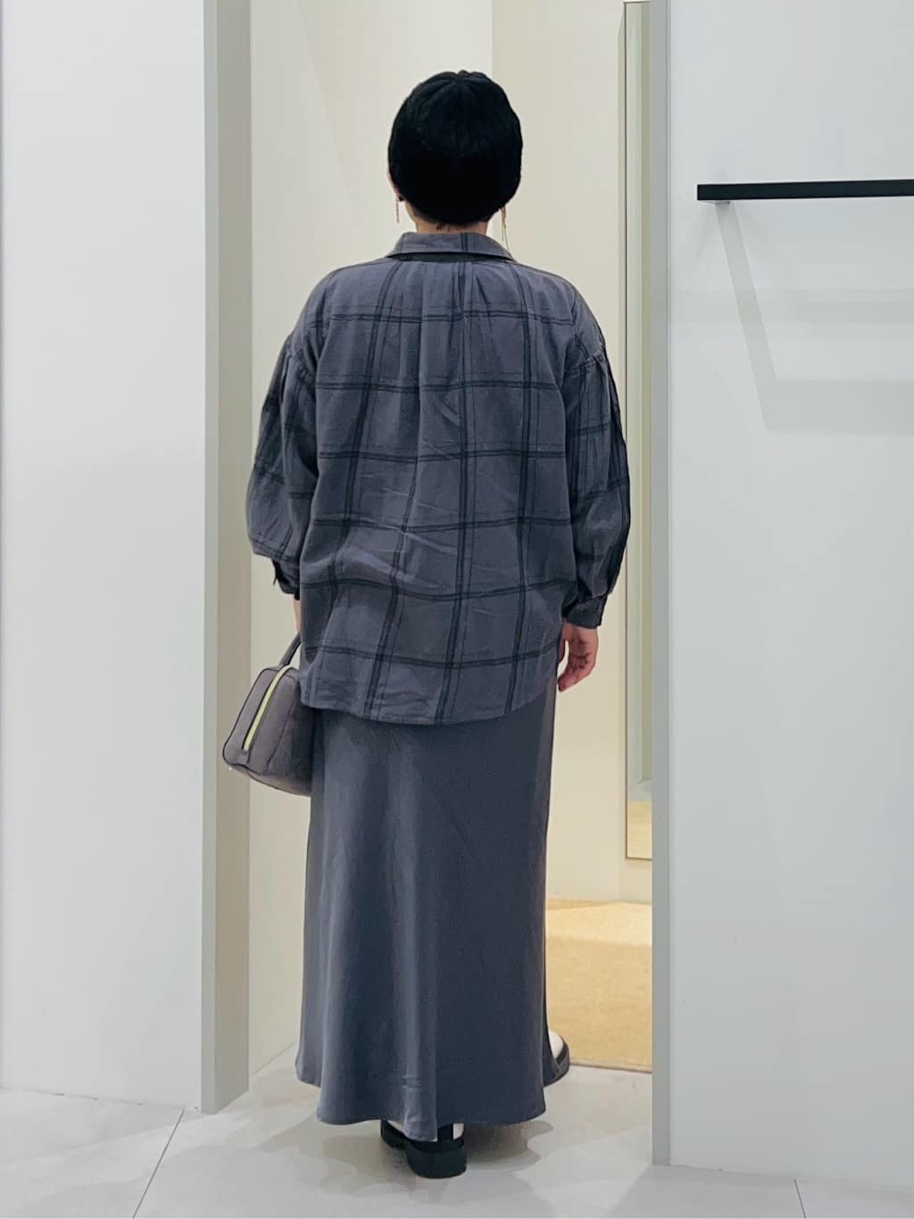 タナさんの「THE SHOP TK｜インしてる風にも着られるチェックシャツ」を使ったコーディネート