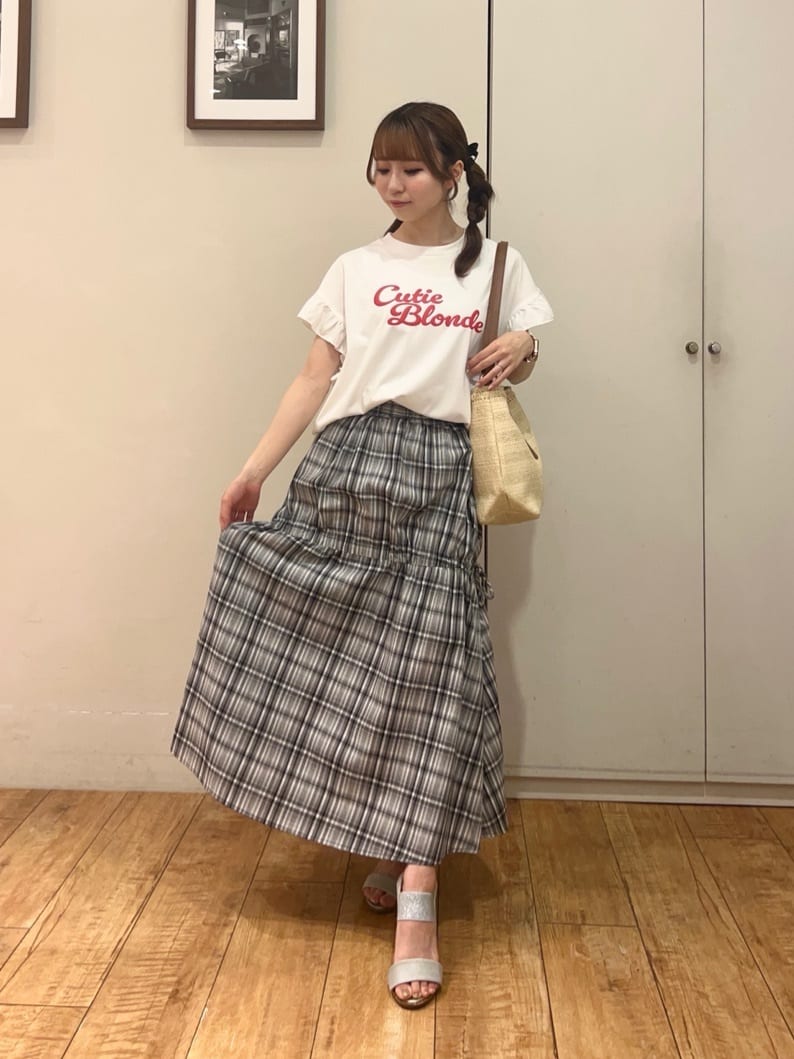 AIRIさんの「SHOO･LA･RUE｜【S-LL/汗ジミ軽減/ひんやり/UVカット】フリルTシャツ」を使ったコーディネート