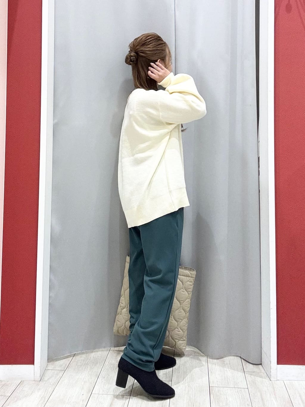 shioさんの「SHOO･LA･RUE｜【洗濯機可/ちくちくしにくい】大人のための スウェットライク刺繍ロゴニット」を使ったコーディネート