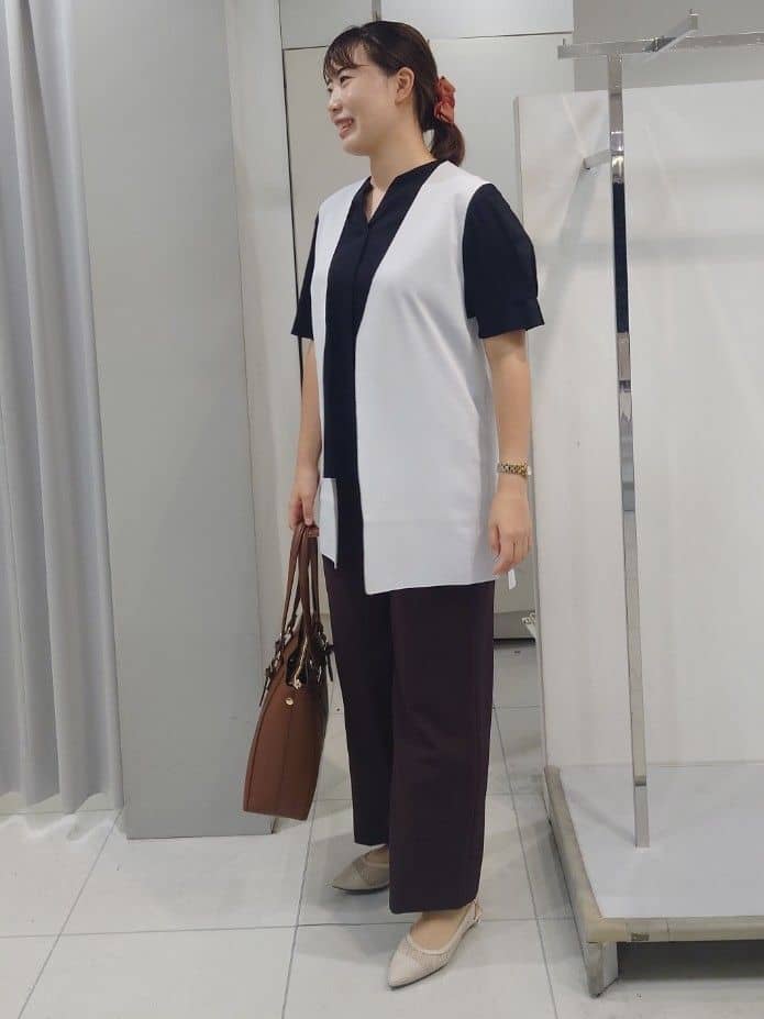 AZUSAさんの「Reflect｜ドライタッチニットベスト」を使ったコーディネート