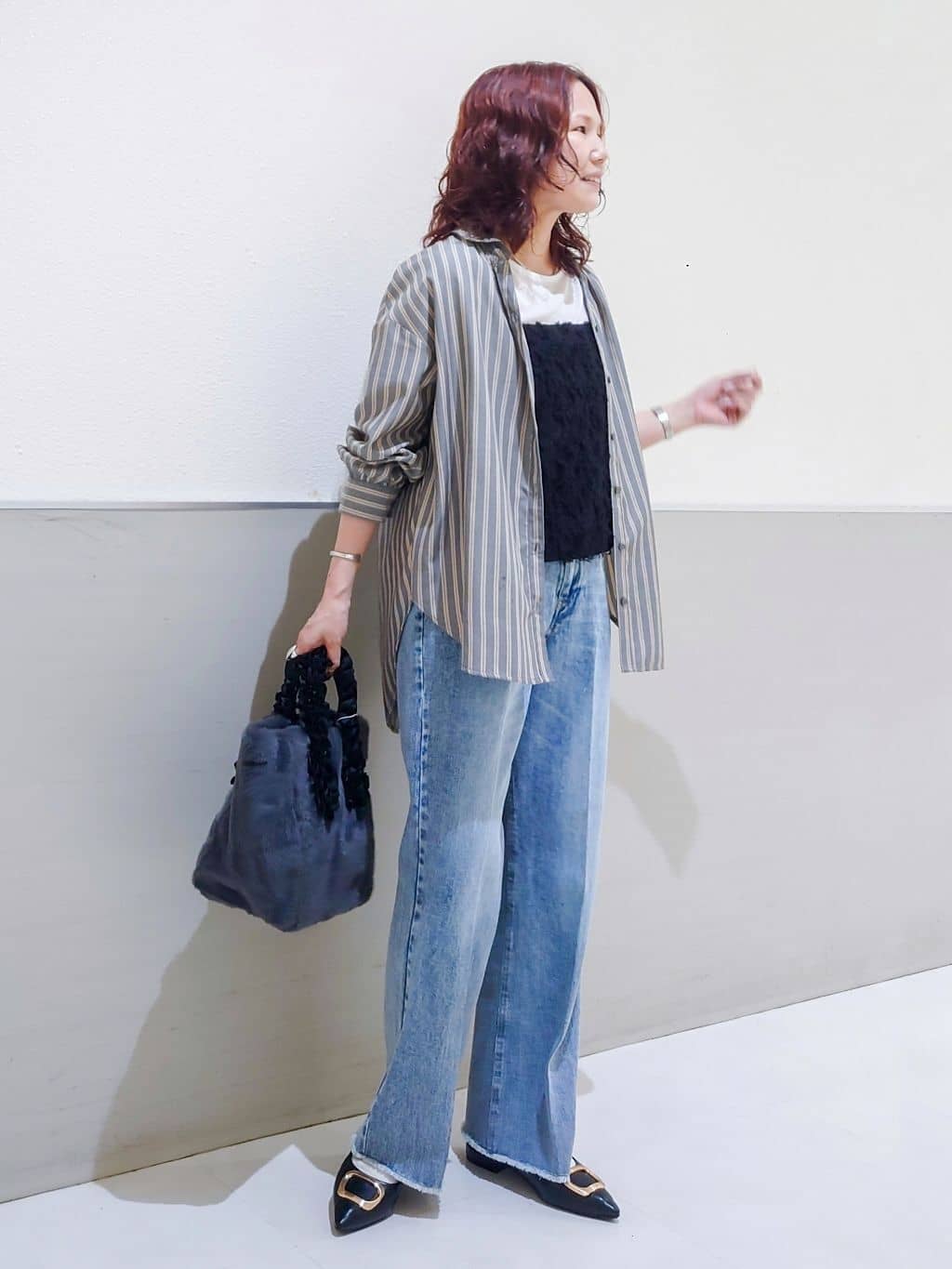 maruさんの「THE SHOP TK｜【後ろ姿もサマになる】ストライプ バックシャーリングシャツ/体型カバー/洗える」を使ったコーディネート