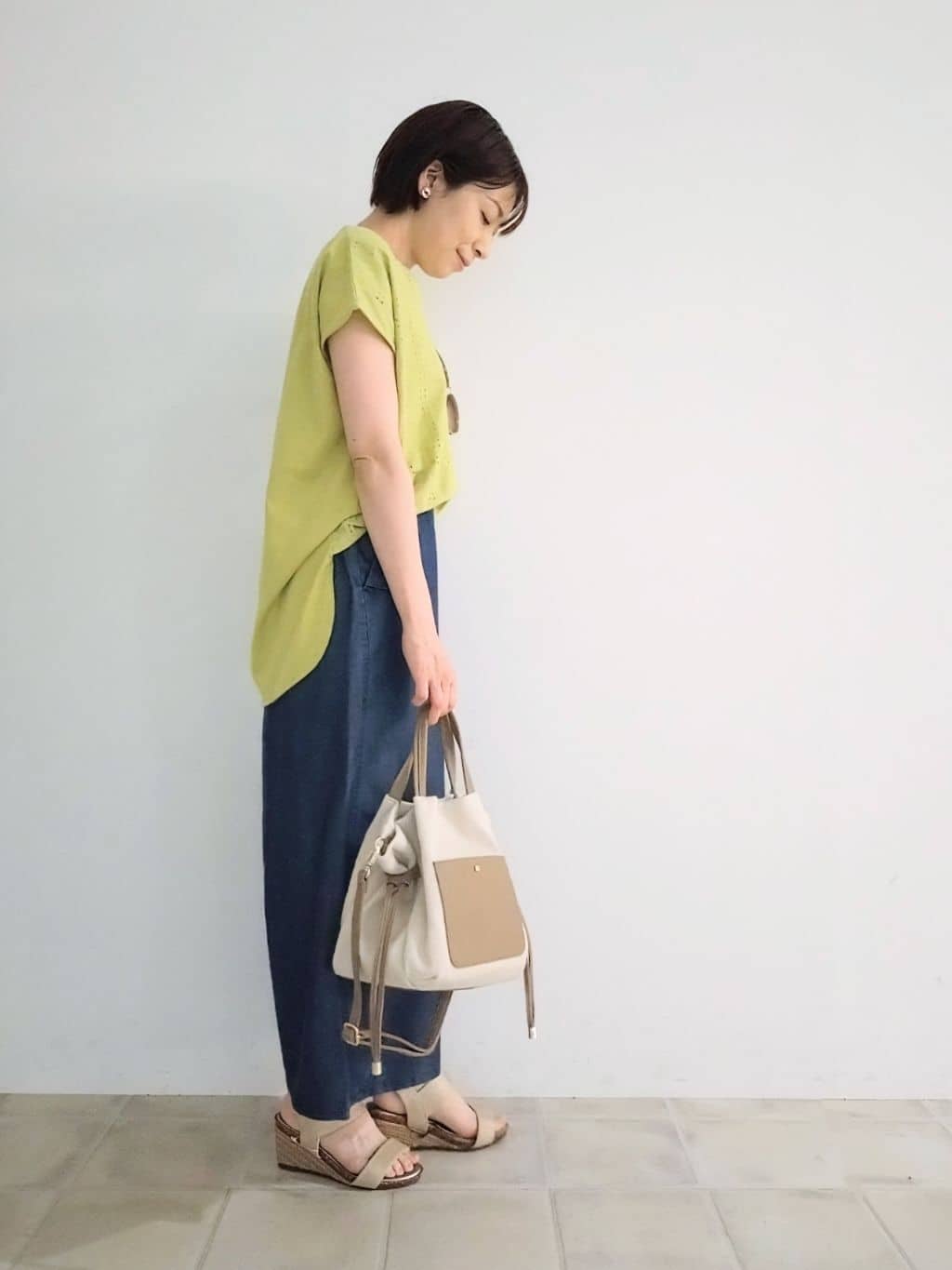 miomioさんの「SHOO･LA･RUE｜【洗える/S-LL/ひんやり】金ボタンがアクセント　大人のデニムガウチョパンツ」を使ったコーディネート
