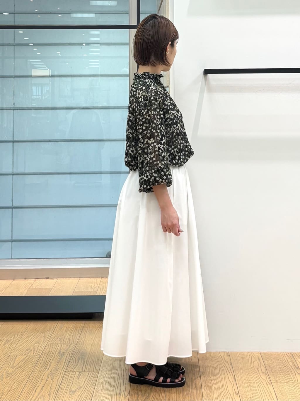 asamiさんの「INDIVI｜【秋映え柄/セットアップ可能】フラワーシフォンブラウス」を使ったコーディネート