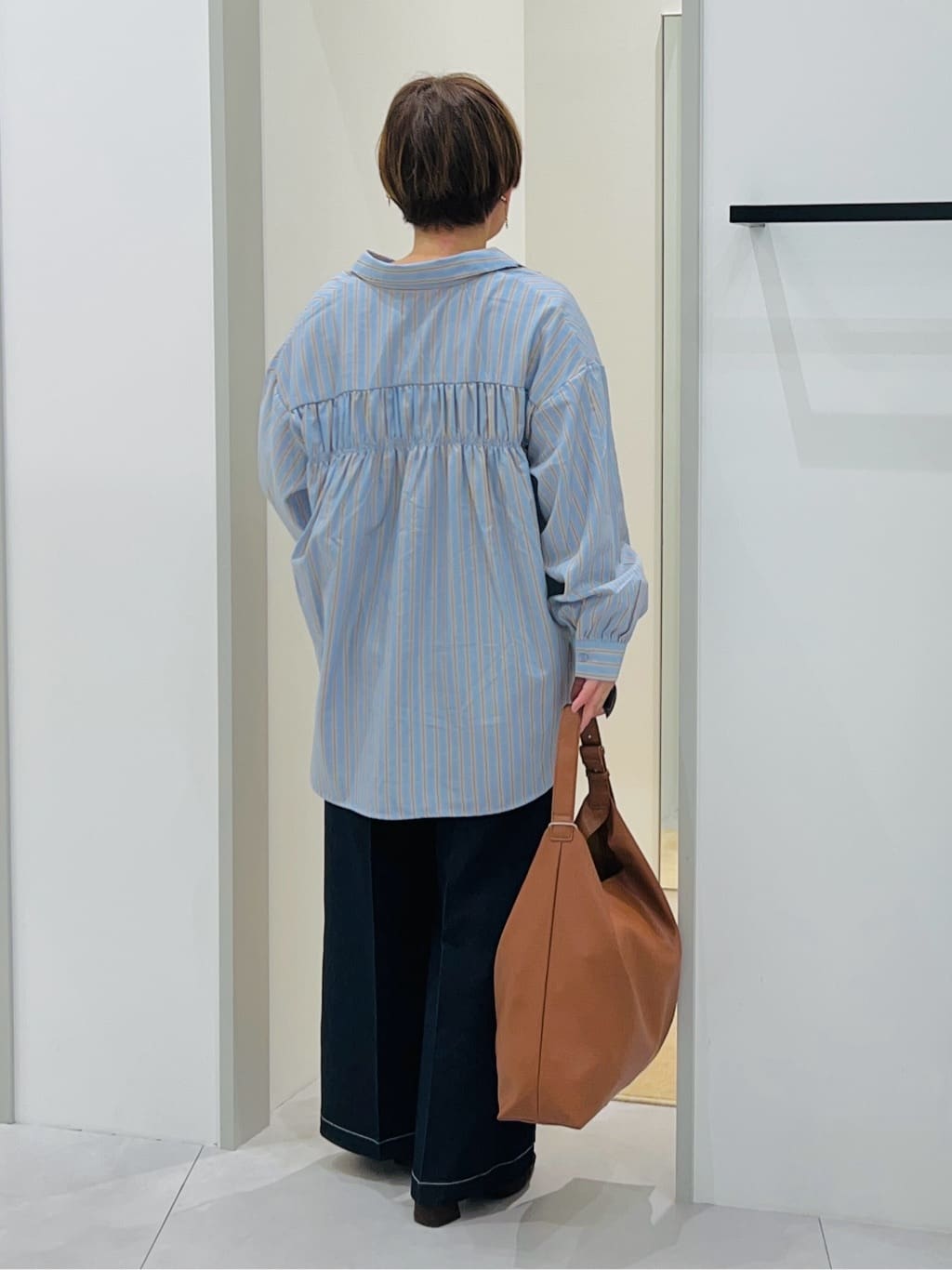 タナさんの「THE SHOP TK｜【後ろ姿もサマになる】ストライプ バックシャーリングシャツ/体型カバー/洗える」を使ったコーディネート
