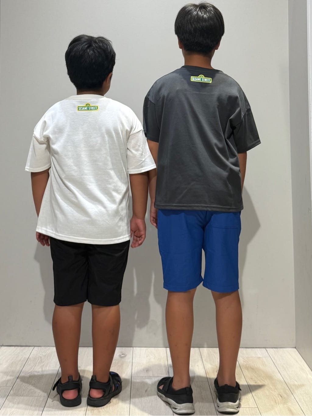 kuboさんの「THE SHOP TK｜【110-160】セサミストリートTシャツ／親子リンク」を使ったコーディネート