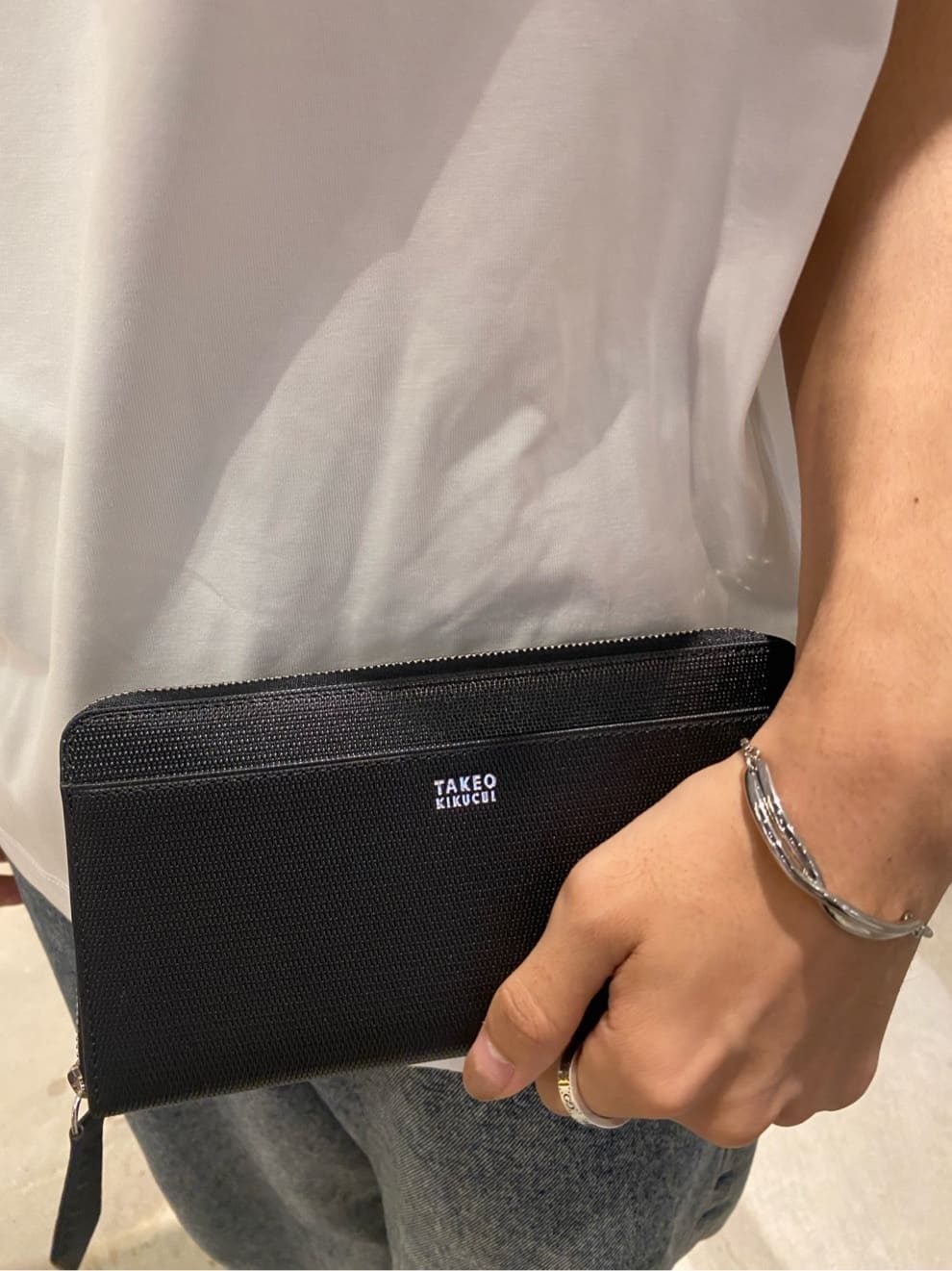 Harukiさんの「tk.TAKEO KIKUCHI｜【ソフト＆ナチュラル】ミニメッシュ レザー　ラウンドファスナー長財布」を使ったコーディネート