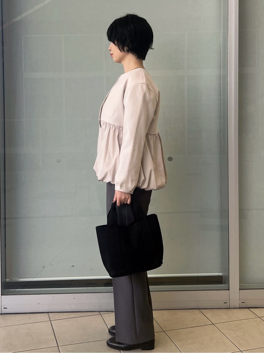 yo-koさんの「OPAQUE.CLIP｜ウールライクペプラムドッキングアウター【洗濯機洗い可】」を使ったコーディネート