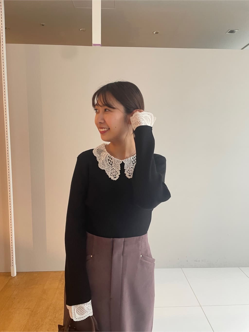 abeさんの「Couture brooch｜【洗える・ストレッチ・通勤】スエード調ダンボールIラインスカート」を使ったコーディネート