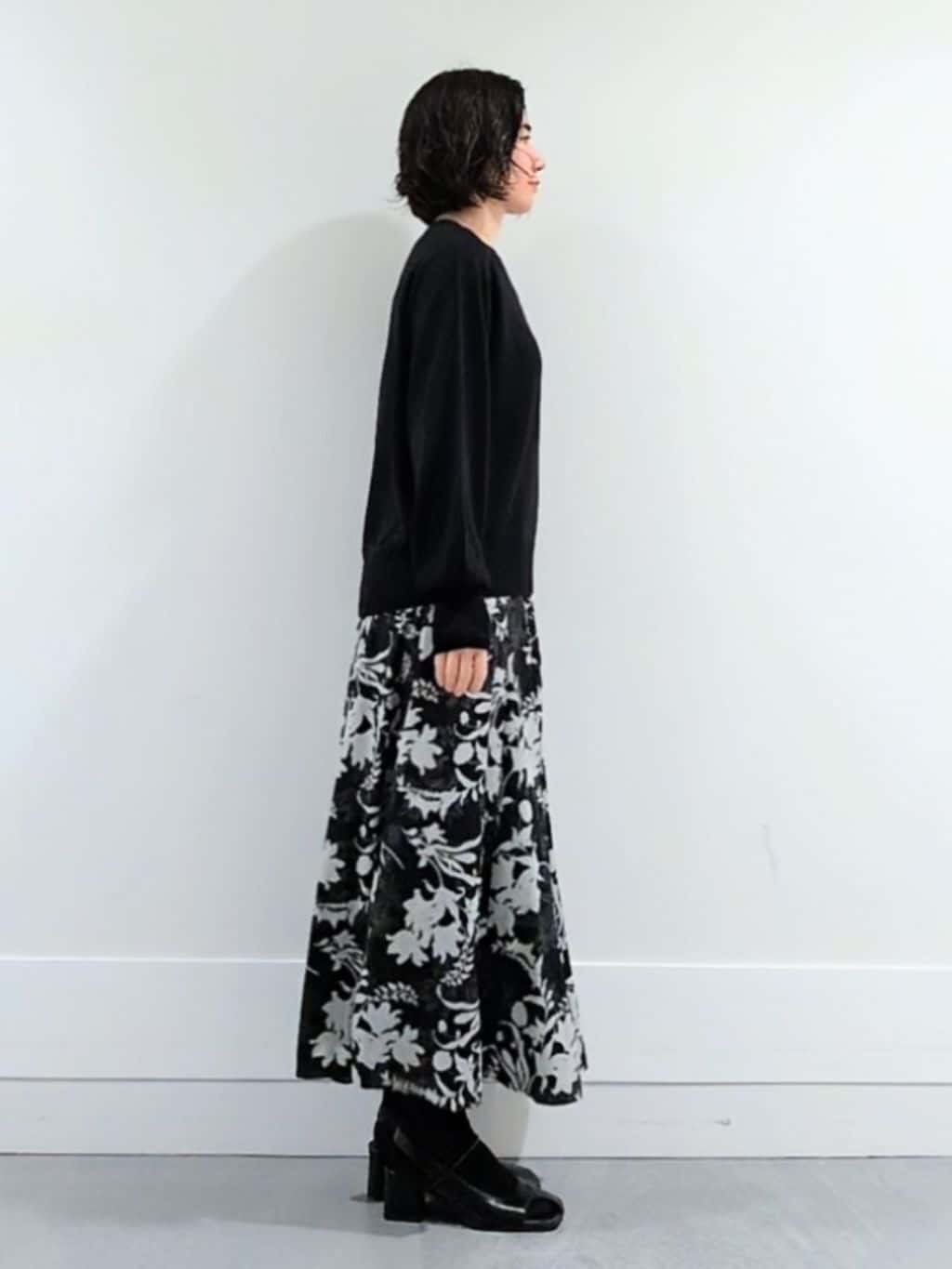 ミズタさんの「UNTITLED｜【8色展開／コンパクト丈】レーヨン混 コクーンニット」を使ったコーディネート