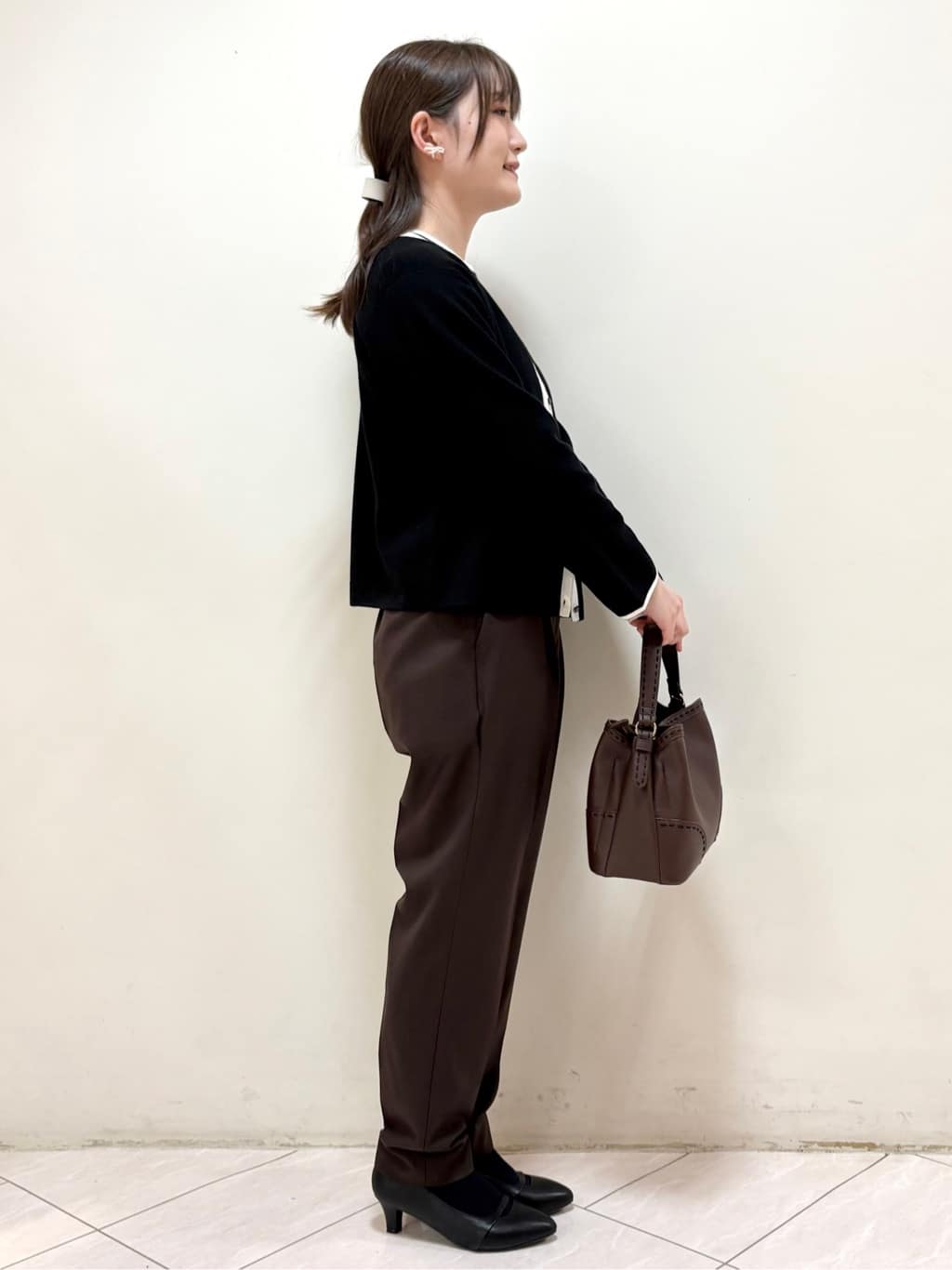 mikiさんの「Reflect｜【秋映え／単品使い◎／すっきり見え】ブローチ付きニットアンサンブル」を使ったコーディネート