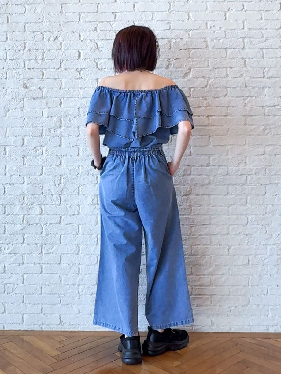 𝐜𝐡𝐢𝐤𝐚さんの「SHOO･LA･RUE｜【セットアップ可/前後2WAY/オフショル2WAY】着こなしを楽しめる デニムフリルブラウス」を使ったコーディネート