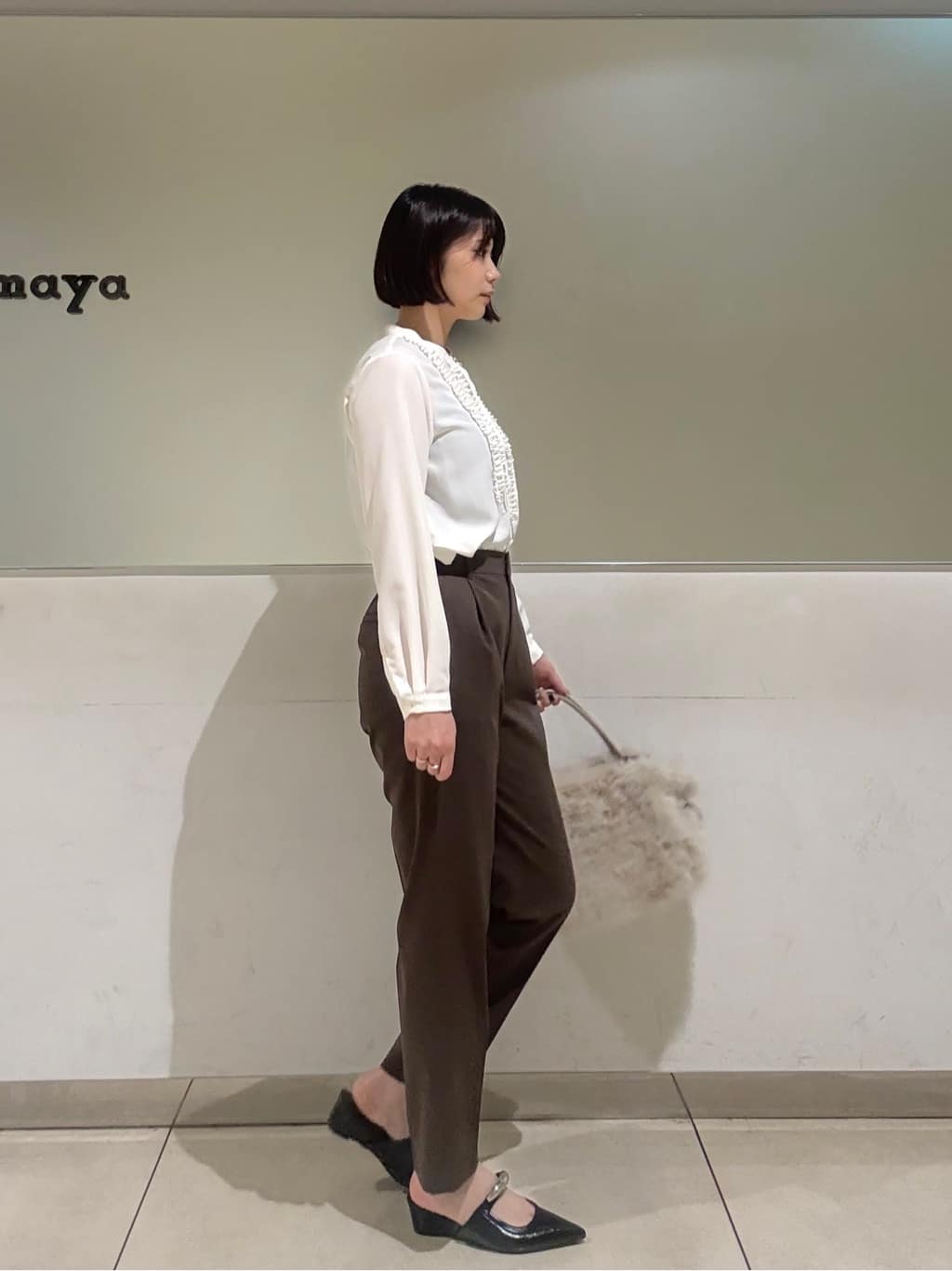 Itoさんの「UNTITLED｜【1枚で着映え/オンオフ着回し】フリルサテンブラウス」を使ったコーディネート