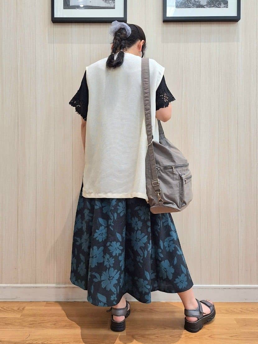 Saoさんの「SHOO･LA･RUE｜【S-LL】夏のレイヤードコーデに さらりと着られるメッシュジレ」を使ったコーディネート